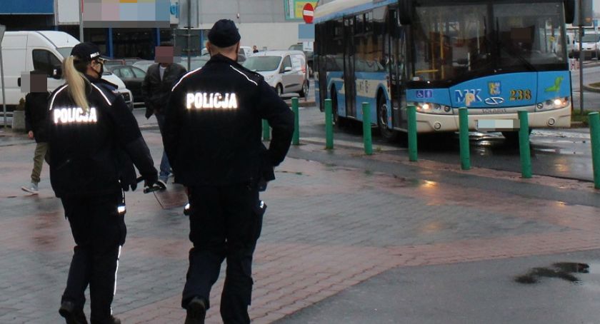 Jak policja walczy z epidemią - ile mandatów, pouczeń, kontroli i interwencji w Legnicy? 