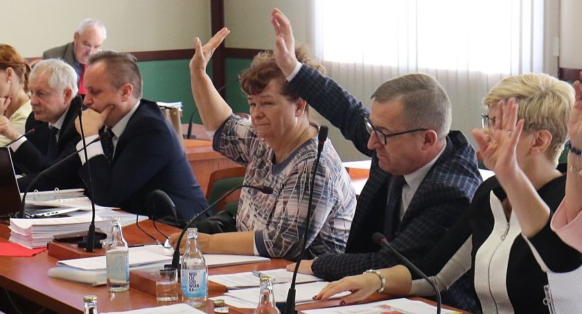 Rada miejska wyrzuciła do kosza dwie petycje – homofobiczną i antyszczepionkową