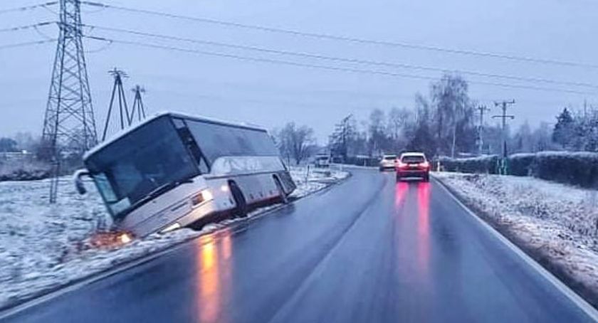 Wypadek pod Legnicą z udziałem dwóch autokarów. Pojazd wpadł do rowu [FOTO]
