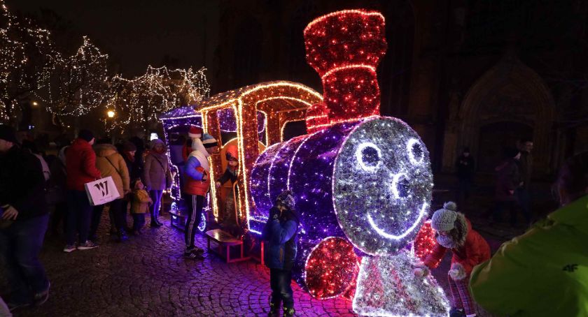 W Legnicy rozbłysły już świąteczne iluminacje. Zobaczyć można m.in. świetlisty pociąg i Mikołaja na motorze [FOTO]