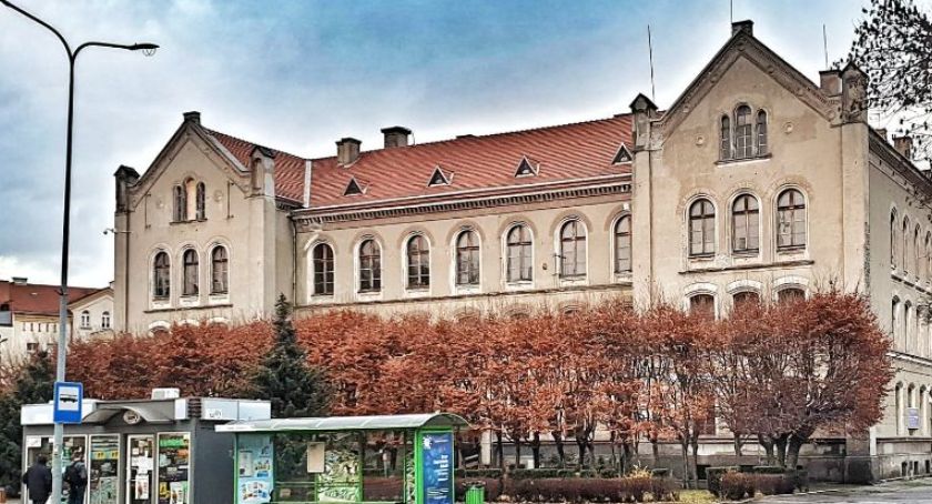 Kolejne klasy trafiają na zdalne nauczanie. W środę w domu zostało blisko 3 tys. uczniów i przedszkolaków   