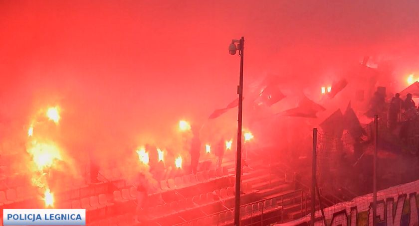 Kibic Miedzi Legnica ma problemy. Grozi mu odsiadka za pirotechnikę na meczach