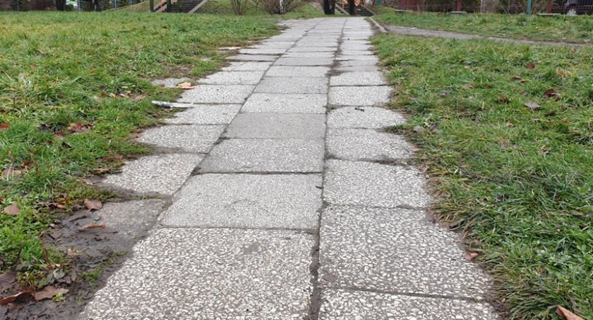 Tak wygląda chodnik w centrum Legnicy. „Wstydliwa wizytówka” [ZDJĘCIA]