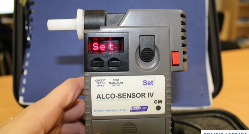 Legnica. Jechał samochodem dostawczym po kielichu. Wydmuchał promil alkoholu