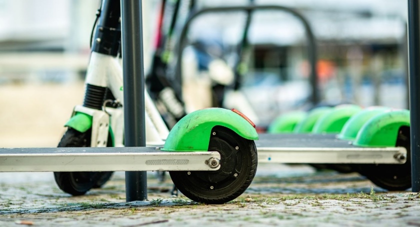 Parking dla hulajnóg — jak parkować i zabezpieczyć hulajnogę przed kradzieżą?