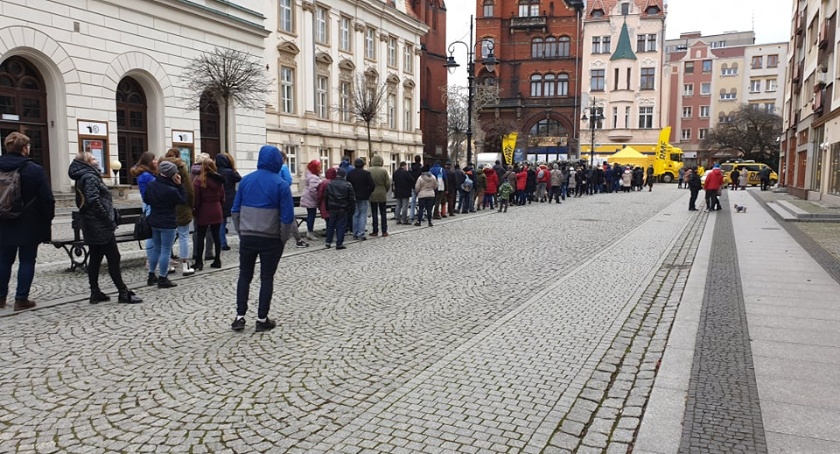 Ogromne kolejki po darmowe choinki od RMF FM [ZDJĘCIA/WIDEO]