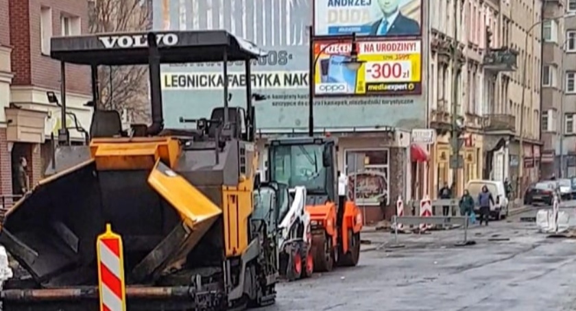 Remont Chojnowskiej tydzień po terminie, a na budowie hula wiatr [WIDEO]