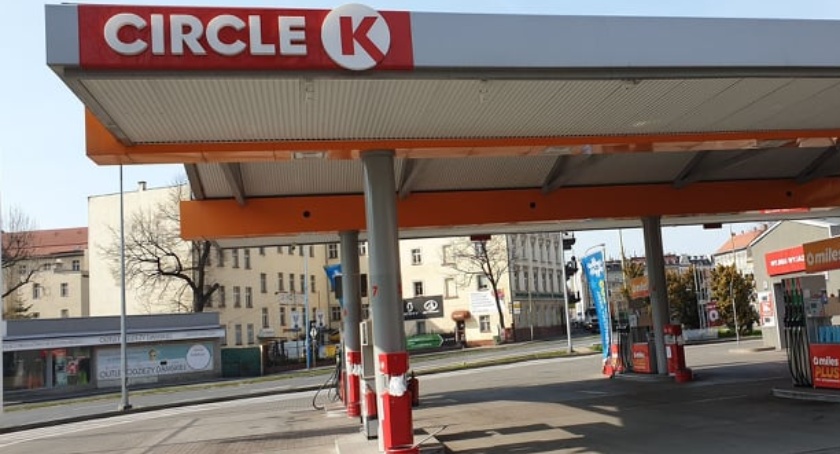 Gdzie lubimy tankować auta i przekąsić hot-doga? Ranking stacji benzynowych w Legnicy 