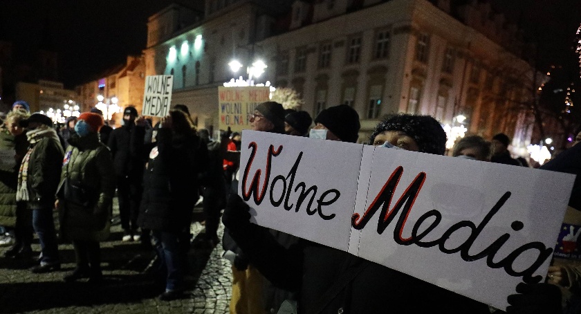 Legnica. Protest w obronie niezależności mediów [ZDJĘCIA, WIDEO]