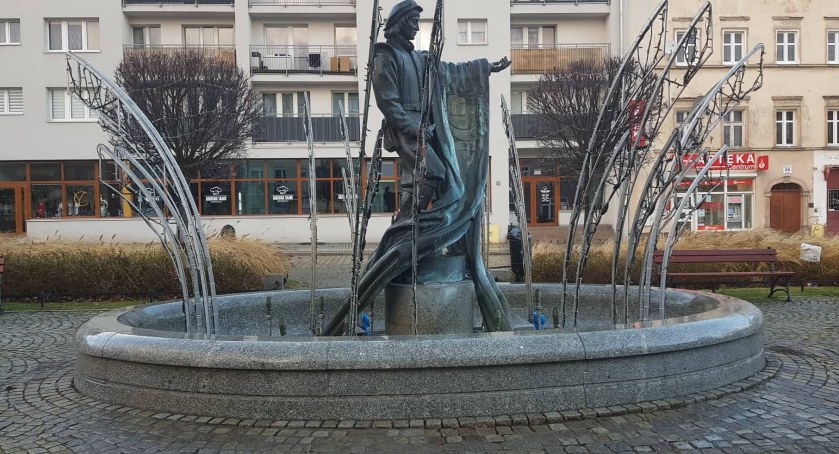 Wandale zdewastowali fontannę w Chojnowie. Z rzeźby zniknęły metalowe części