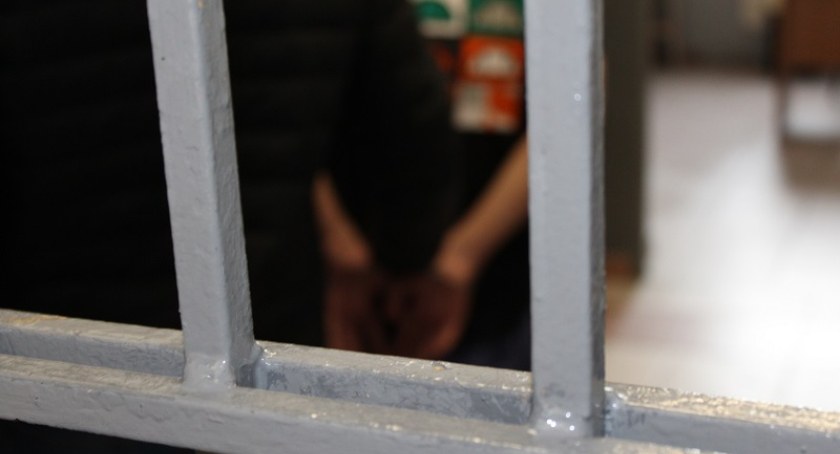25-latek chciał zdobyć alkohol. Na ochronę sklepu rzucił się z nożem 