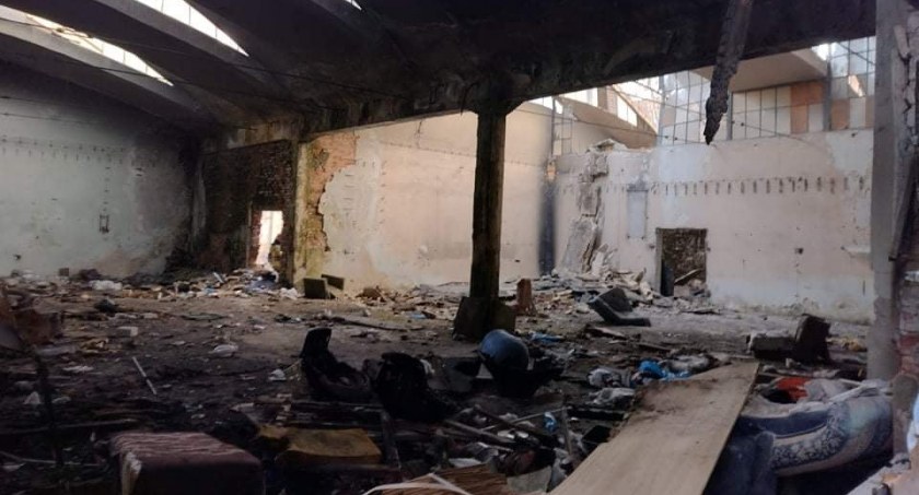 Legnica. Zawalił się budynek byłej fabryki. Strażacy przeszukują gruzowisko