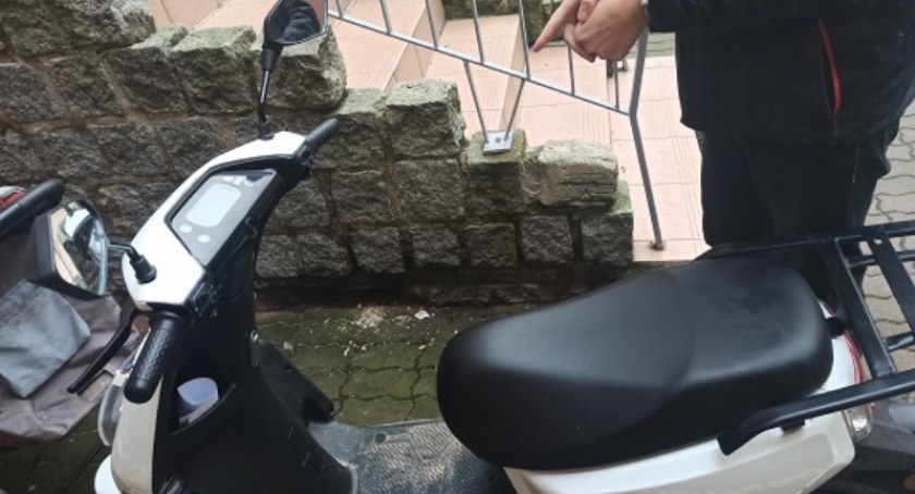 Jechał kradzionym skuterem z marihuaną w kieszeni. Na widok radiowozu zaczął uciekać