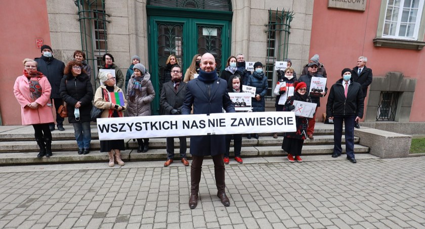 Protest sędziów w Legnicy. „Wszystkich nas nie zawiesicie!”