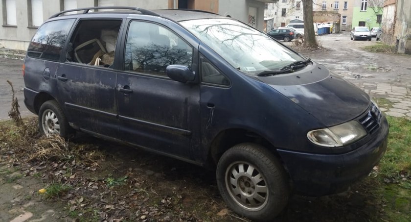 Mieszkańcy od dwóch lat proszą urzędników o usunięcie wraka [ZDJĘCIA]