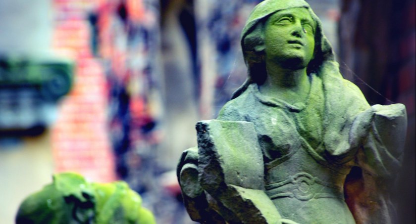 Anioł z legnickiego lapidarium powędrował do Wrocławia. Tam odzyska swój blask