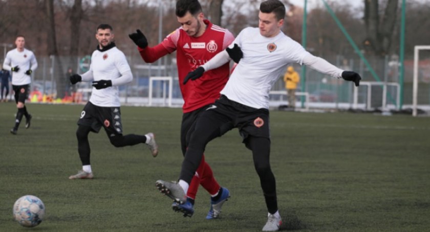 Sparingowe zwycięstwo lidera Fortuna I Ligi. Trzy gole Miedzi w Głogowie