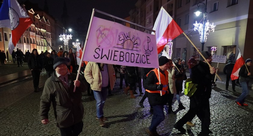Antyszczepionkowcy przeciwko obostrzeniom epidemicznym [FOTO, WIDEO]