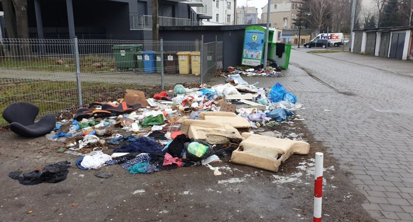 Syf w centrum Legnicy. Stos śmieci, rozwalony kontener fundacji i porozrzucane ubrania