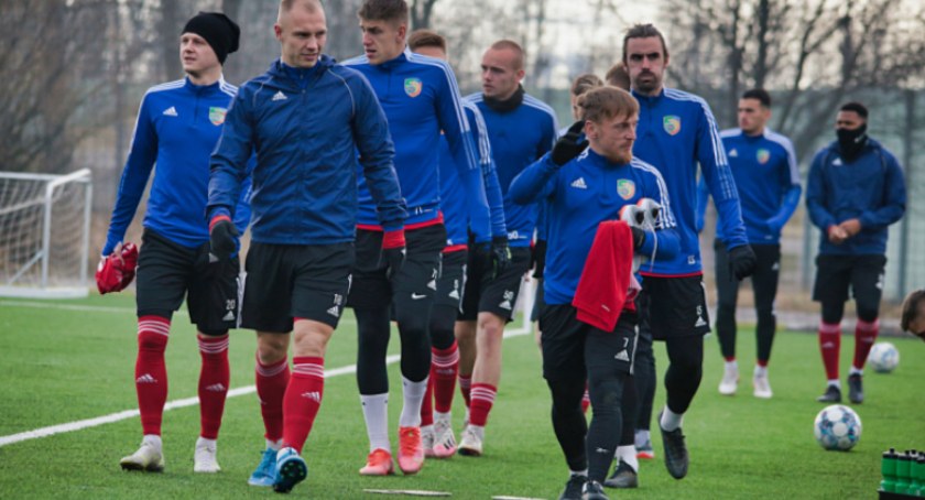 Piłkarze Miedzi Legnica polecieli na zgrupowanie do Turcji. Kto wsiadł do samolotu?