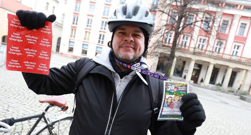 30. Finał WOŚP w Legnicy. Jak radny Piotr Niemiec zamiast gadać daje przykład innym