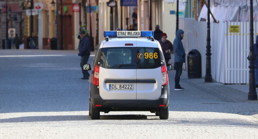 Strażnicy miejscy będą rozdawać w Legnicy maseczki. Mają ich 50 tysięcy