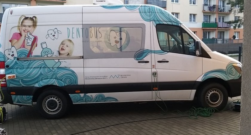 Dentobus ze stomatologami na pokładzie objeżdża legnickie przedszkola 