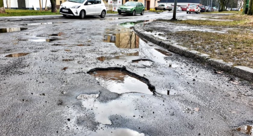 Oto ulica Łowicka na Piekarach. Urzędnicy robią papiery, kierowcy klną [ZDJĘCIA] 
