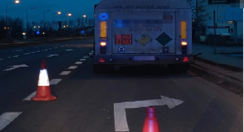 Kierowca ciężarówki zasłabł za kierownicą. Uratowali go policjanci z drogówki