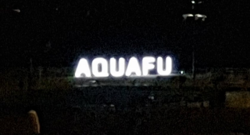 Wichura nie oszczędziła legnickiego aquaparku. Silny wiatr zniszczył neon reklamowy