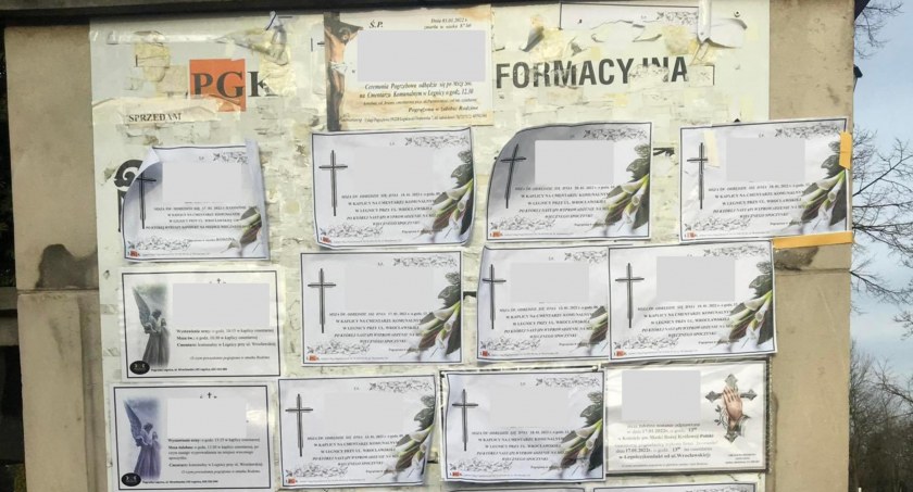 Wstyd, żenada. Tak wygląda tablica z klepsydrami na cmentarnej bramie w Legnicy