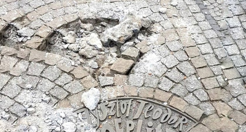 Skandal! Z Alei Gwiazd w centrum Legnicy ukradziono kolejną tablicę o wartości ponad 10 tys. zł