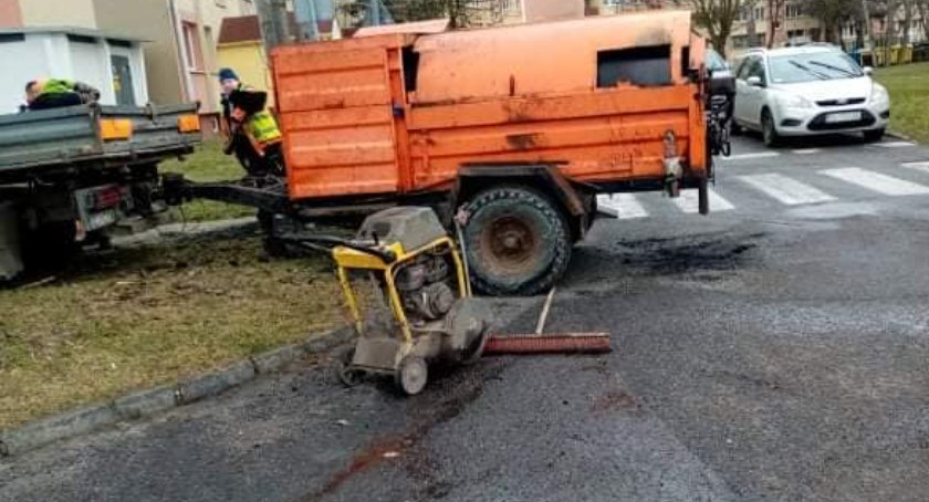 Wołajcie sąsiadów! Łatają dziury na ulicy Łowickiej. ZDM wziął się za robotę