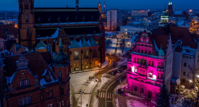Walentynkowy koncert z okna Ratusza, romantyczne iluminacje i konkurs dla zakochanych