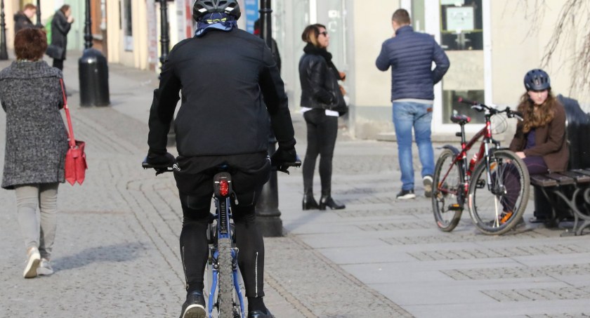 Oficer rowerowy w Legnicy jak Yeti. Opozycja pyta: za co bierze pieniądze?