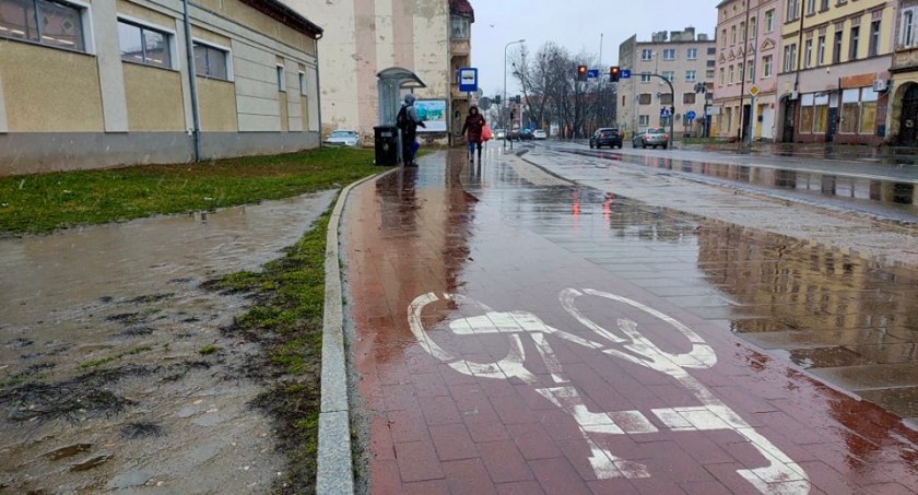 Absurd! Oto przystanek autobusowy ustawiony na ... ścieżce rowerowej [ZDJĘCIA]