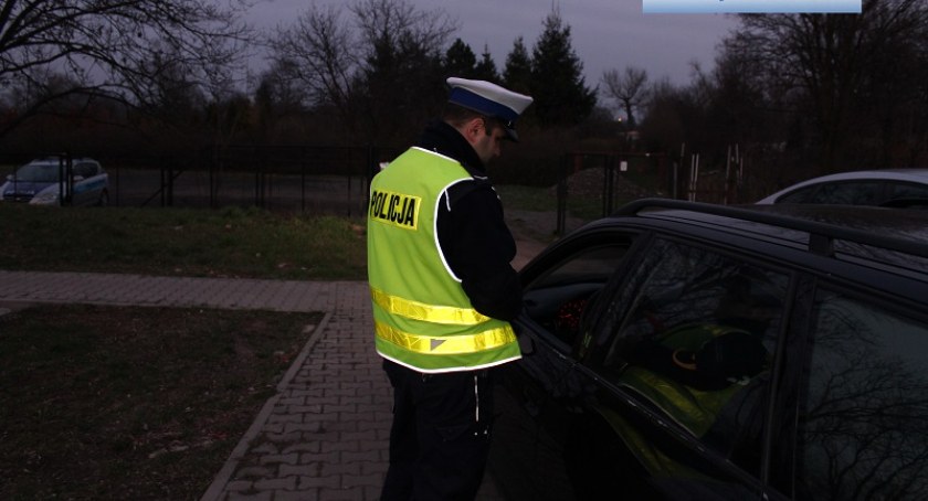 Bez prawa jazdy, za to z 3,5 prom. alkoholu we krwi. 30-latek wyhamował na pasie zieleni