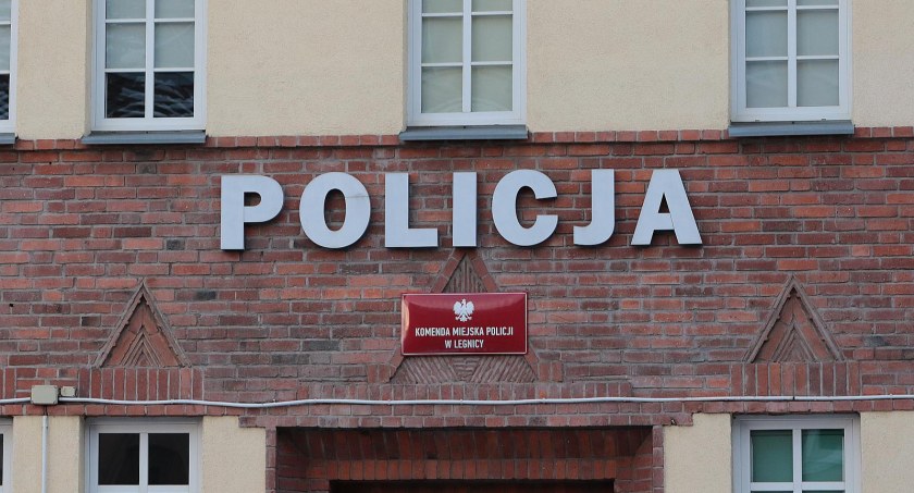 Poszukiwany 53-latek trafi do więzienia. Wpadł w ręce policji, bo ukradł flaszkę w markecie