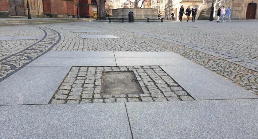 Skradziona kolejna mosiężna tablica z centrum Legnicy! Urzędnicy nie wiedzą nawet jaka