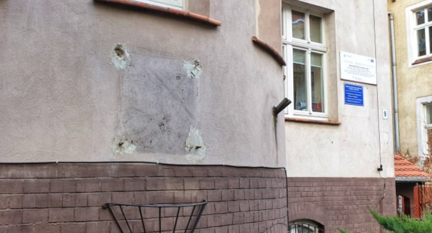 Ukradziono tablicę Szarych Szeregów! Harcerze wyznaczyli pokaźną nagrodę za pomoc w jej odnalezieniu
