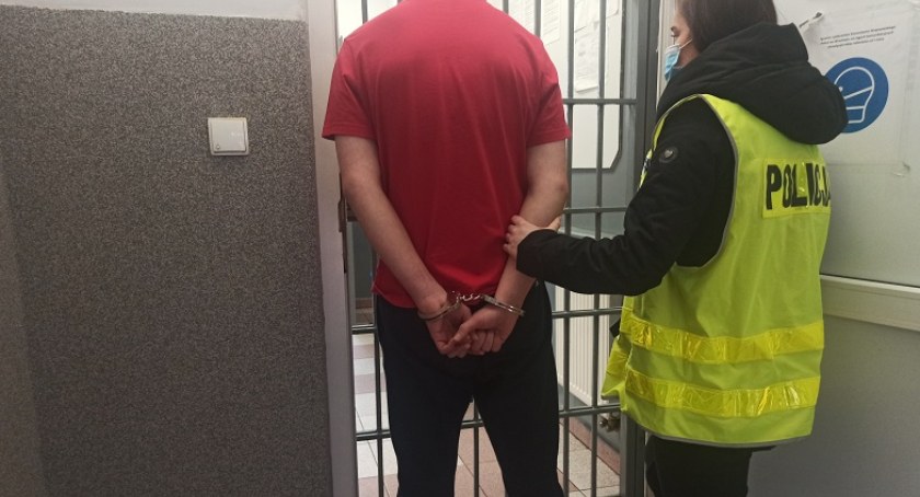 28-latek zdemolował zaparkowany samochód. Dlaczego? Bo tak się bawił pod wpływem alkoholu 