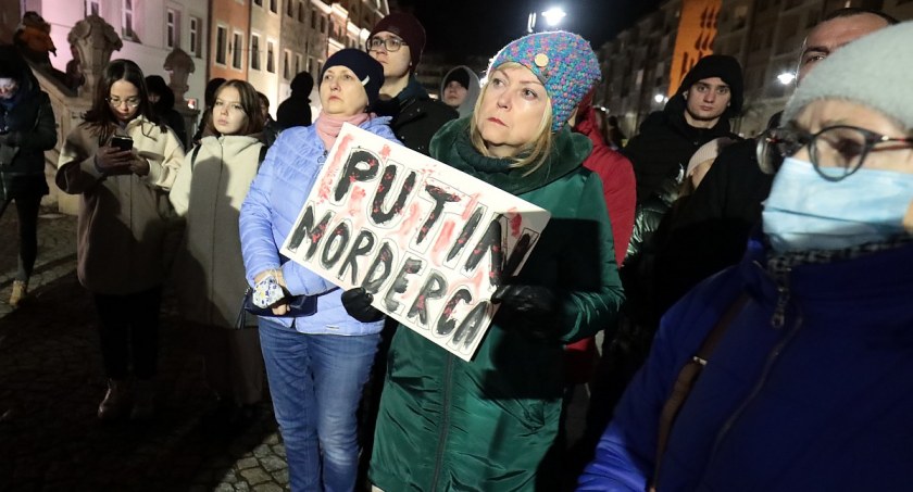 Legnica solidarna z Ukrainą. Antywojenny wiec w rynku [ZDJĘCIA, WIDEO]