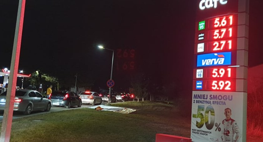 Gigantyczne kolejki na stacjach paliw w Legnicy. Na Orlenie i Shellu najdrożej [ZDJĘCIA, WIDEO]