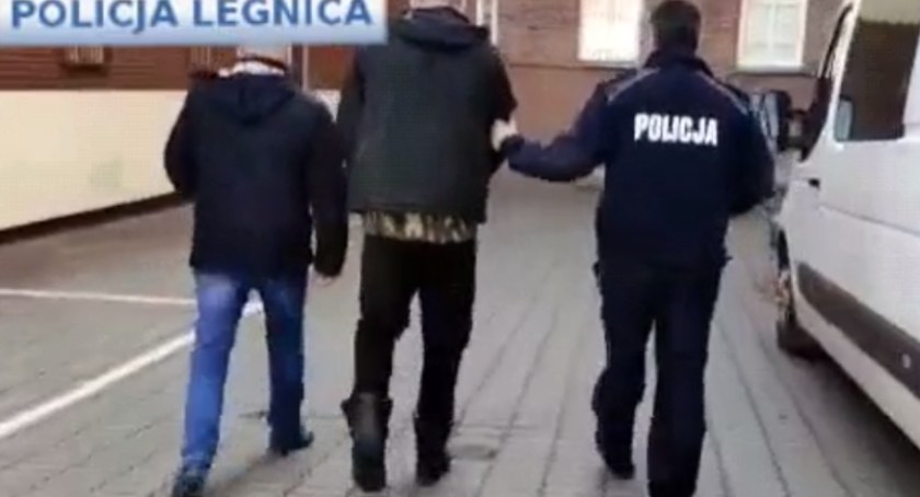 To nie żart. Policja w końcu złapała złodzieja tablic! [FILM]