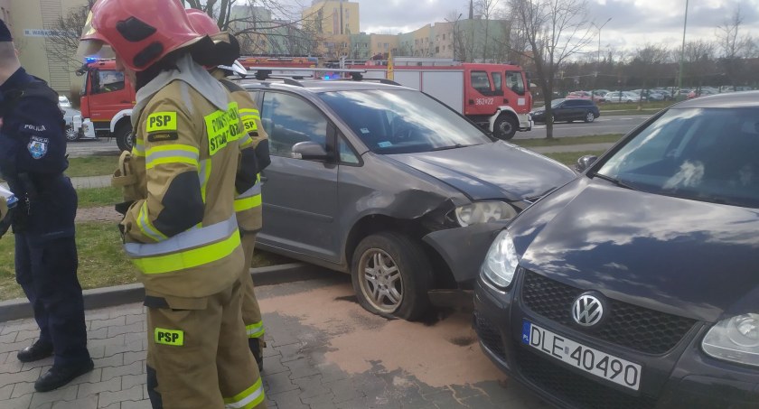 Wypadek przy szpitalu w Legnicy. Kierowca stracił przytomność i wjechał w inne samochody [FOTO]