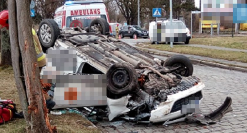 Dachowanie na ul. Słubickiej w Legnicy. Kierowca toyoty był pijany [ZDJĘCIA]