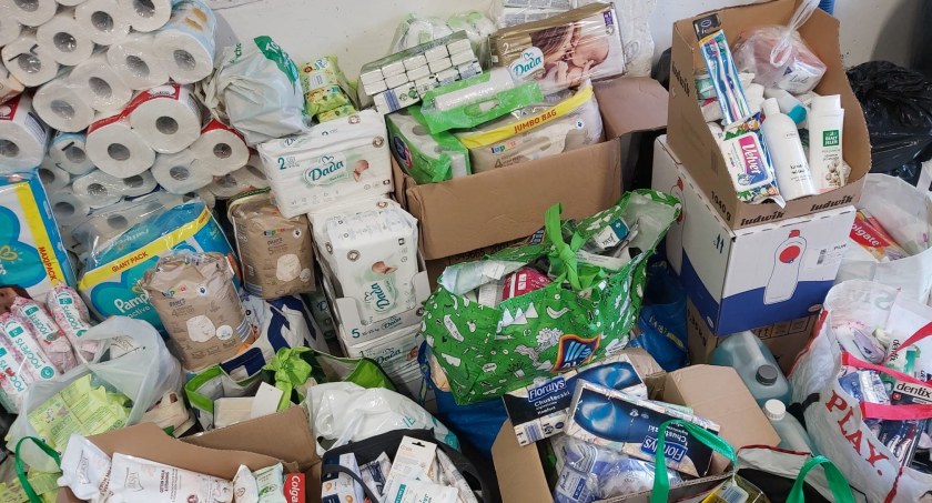 W siedzibie Straży Miejskiej w Legnicy gromadzone są dary dla uchodźców wojennych [FOTO]