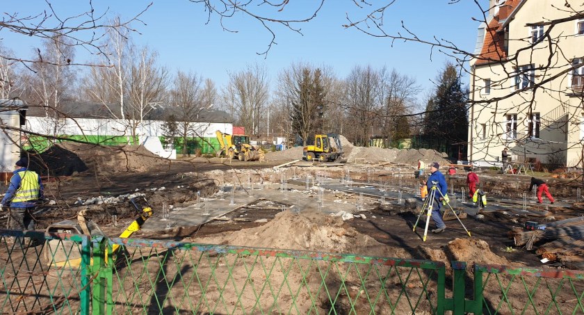 Legnica ma pustostany, a buduje dom samotnej matki za prawie 8 mln zł. Ma to sens?