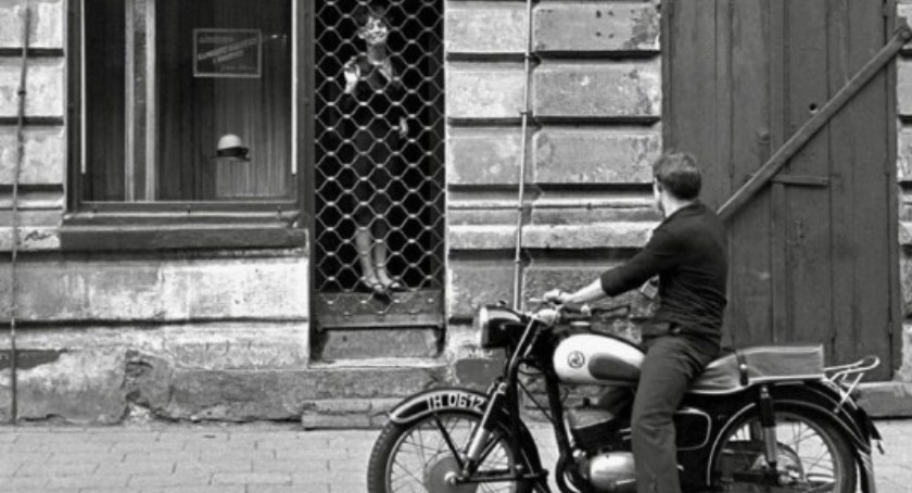 Jak wyglądało społeczeństwo w czasach PRL? Galeria Ring zaprasza na wystawę fotografii