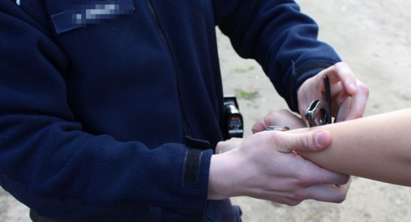 Włamał się do auta w warunkach recydywy. Legniczanin może wrócić za kraty nawet na 15 lat  